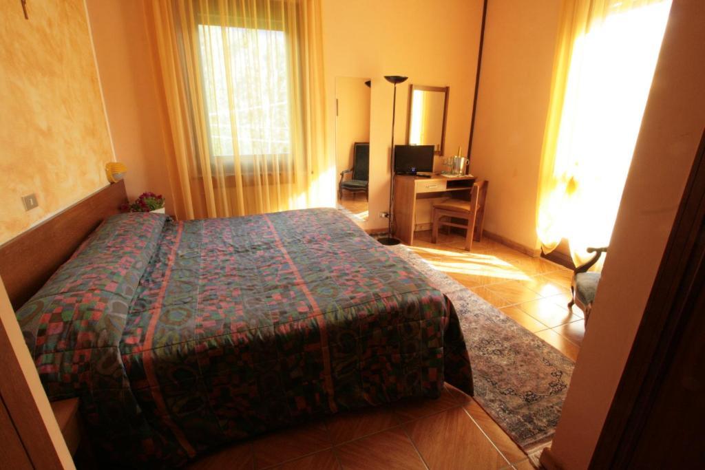 Hotel Sarre Habitación foto